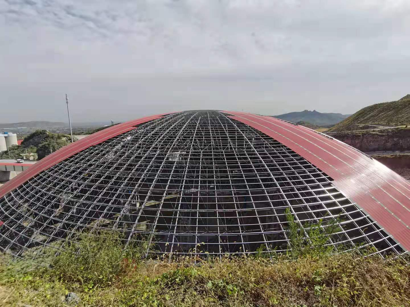 鋼結(jié)構(gòu)加工源頭廠家、網(wǎng)架加工源頭廠家~山東華中重鋼工程案例——安陽中聯(lián)水泥石子大棚——直徑170米球殼網(wǎng)架